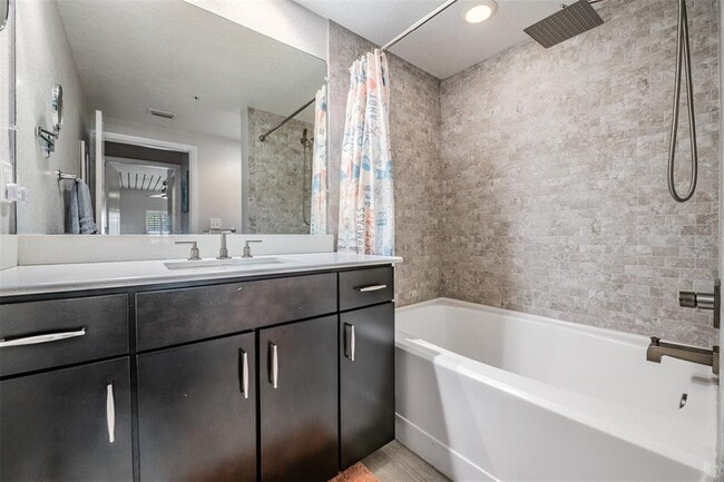 Building Photo - 2410 W Azeele St