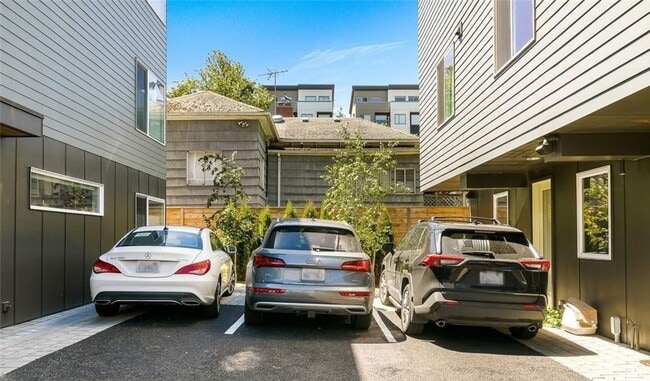 Building Photo - West Seattle Townhouse