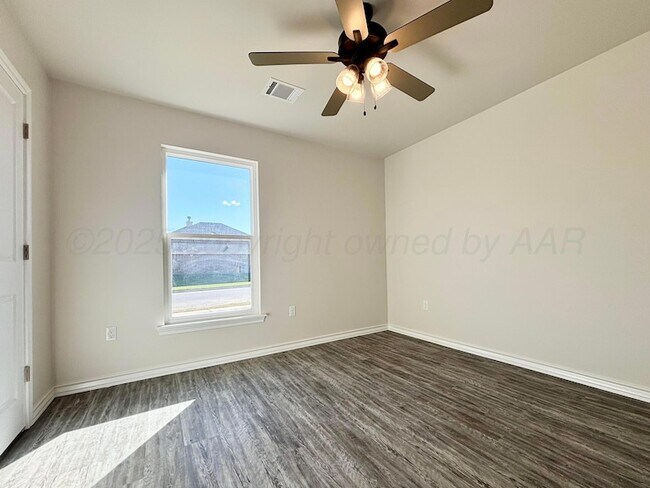 Building Photo - 3002 Knoll Dr