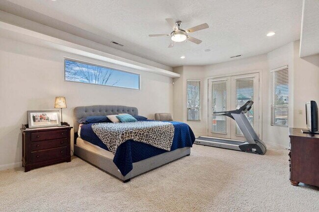 Building Photo - Spacious 5 bed 3 bath with large back yard.