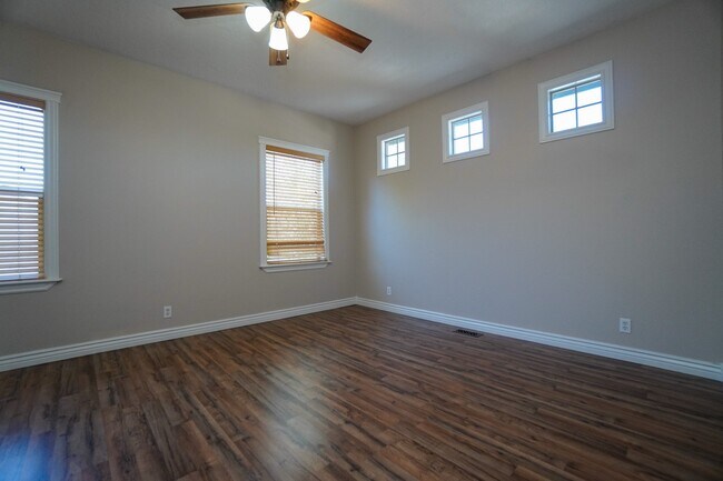 Building Photo - 2511 W Teano Dr