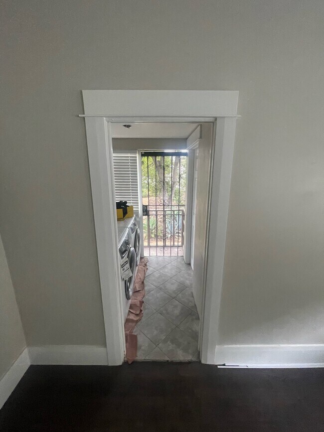 Building Photo - 373 W 47th Pl