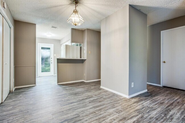 Building Photo - 607 Thrush Ave
