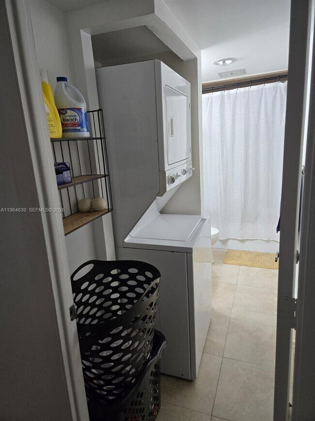 Building Photo - 4156 Inverrary Dr