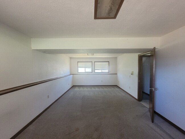 Building Photo - Stylish Split-Level in Central Kennewick w...