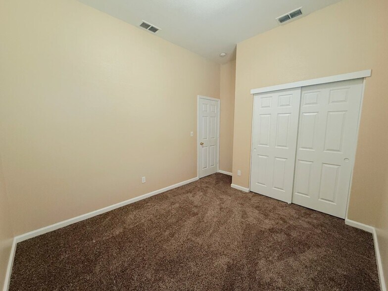 Building Photo - 405 Hearst Dr