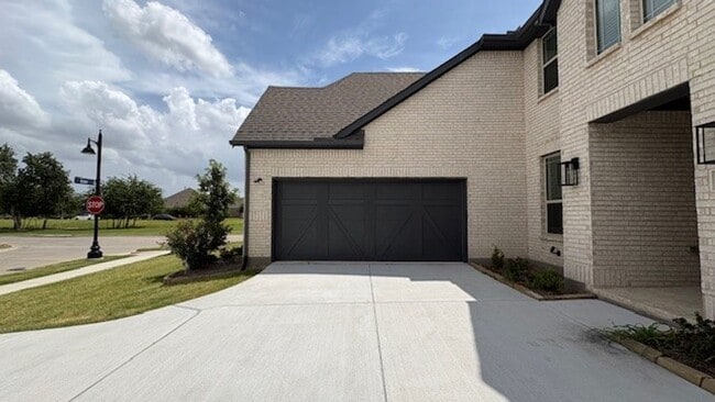 Building Photo - 2 Story Luxury 5 Bedroom Home !!