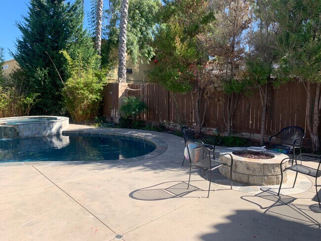 Building Photo - Nice 3 bedroom unit with Pool!  (Lease out, pending signatures. Check back in a few days!)