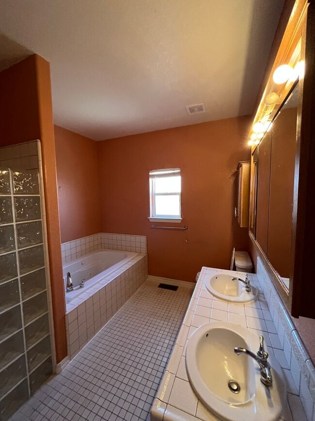 Building Photo - Beautiful sunridge house with breathtaking...