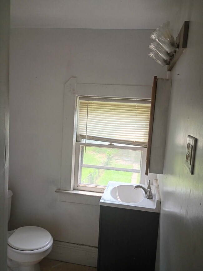 Building Photo - 615 Prouty Ave