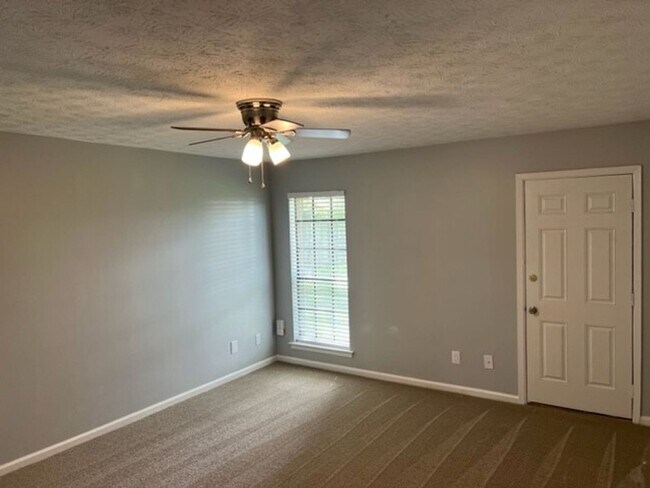 Building Photo - AVAILABLE NOW! Lawn Service is INCLUDED in Lease!