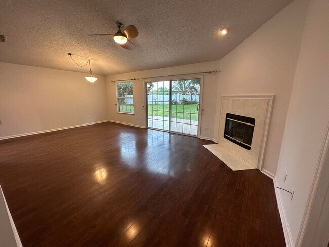 Building Photo - Beautiful 3Bed 2Bath in Hunters Ridge!