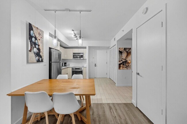 Building Photo - 2602 E Hallandale Beach Blvd