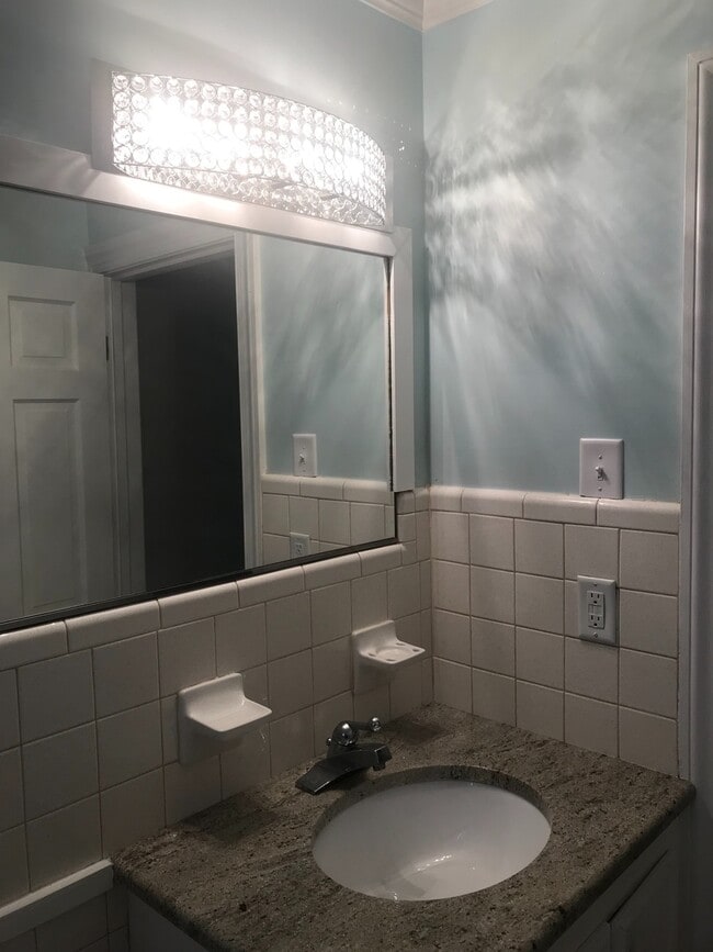 Building Photo - Coming Soon!! 2 Bedroom/ 2 bath Unit! Supe...