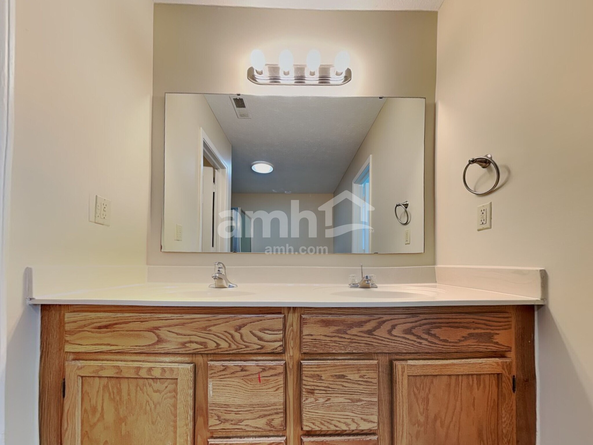 Building Photo - 1131 Clark Dr