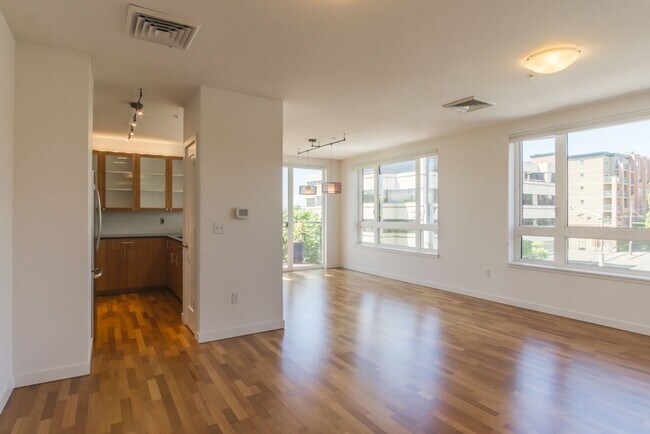 Building Photo - 2Bd/2Ba Seattle Condo