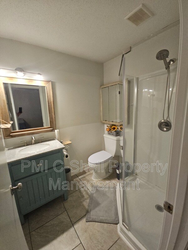 Building Photo - 4625 Tree Line Dr