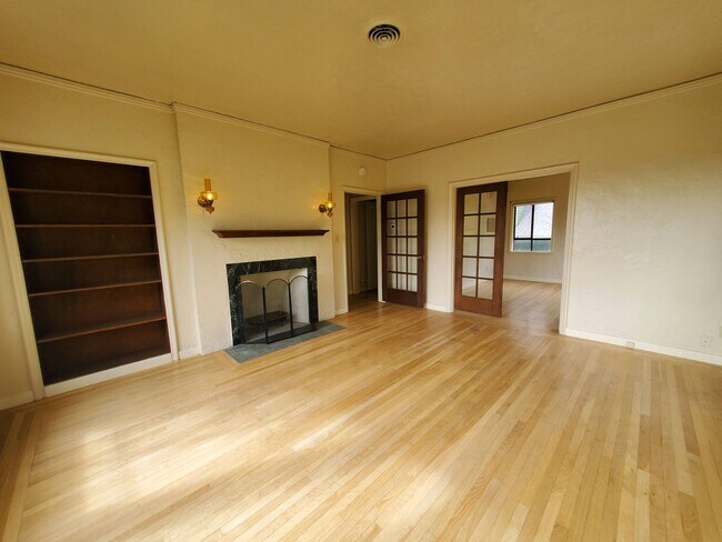 Building Photo - Top Floor Rockridge Two Bedroom Condo with...
