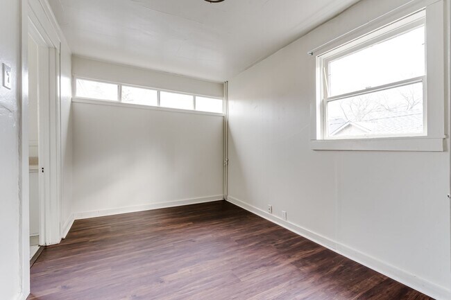 Building Photo - 4 Bedroom Ground Floor Apartment in Westside Neighborhood