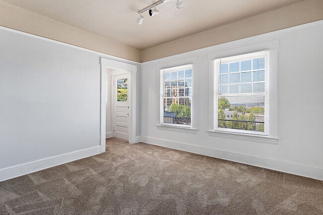 Building Photo - 1 Bedroom with den close to SW! Walking di...