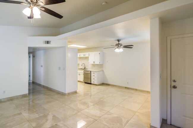 Building Photo - 1542 E Alluvial Ave