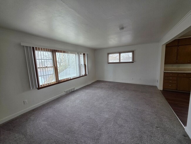 Building Photo - 433-435 S Van Buren Street