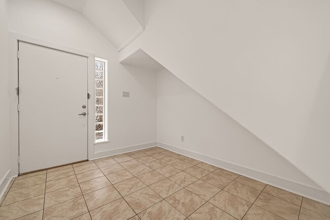 Building Photo - 724 Ruthven St