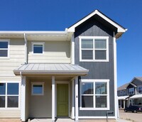 Building Photo - Beautiful 2 bed 2.5 Bath Townhome in West Greeley Available Early April!