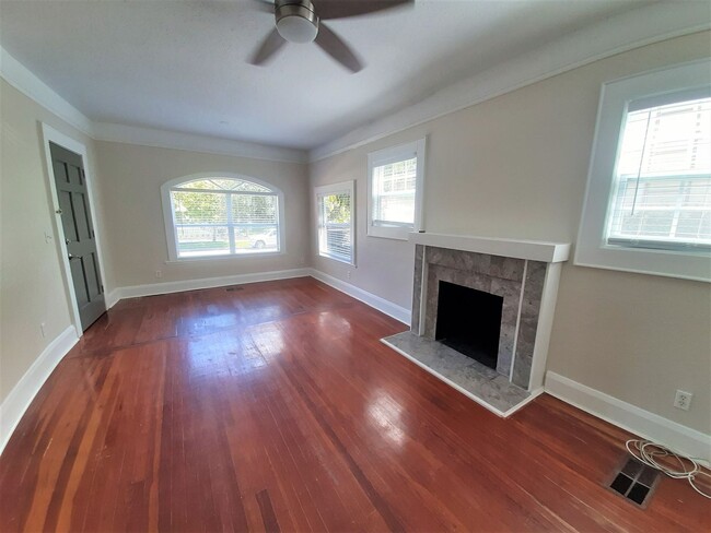 Building Photo - Adorable 2BD/1BTH 1st floor Condo in the H...