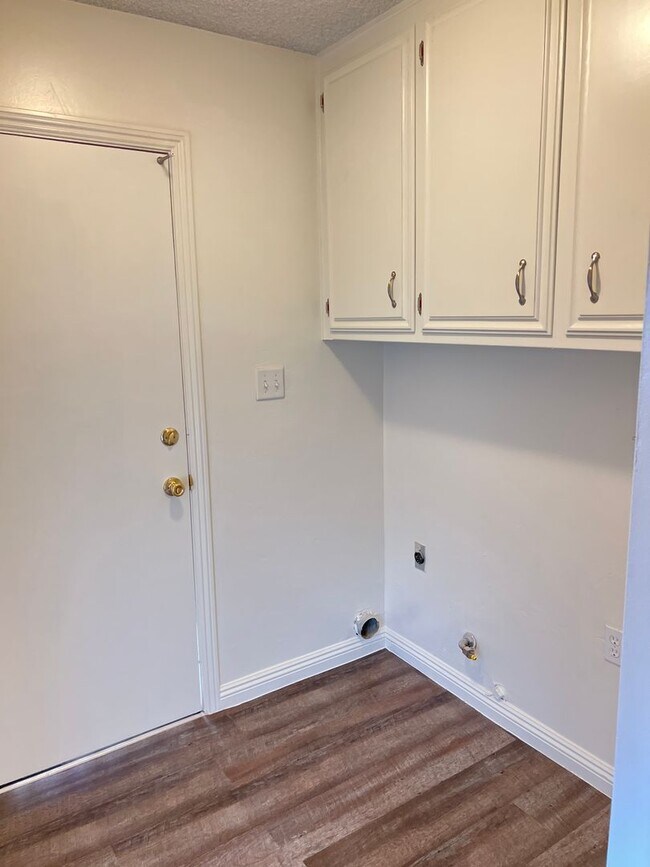 Building Photo - SOUTHWEST BAKERSFIELD MOVE-IN-SPECIAL 1/2 ...