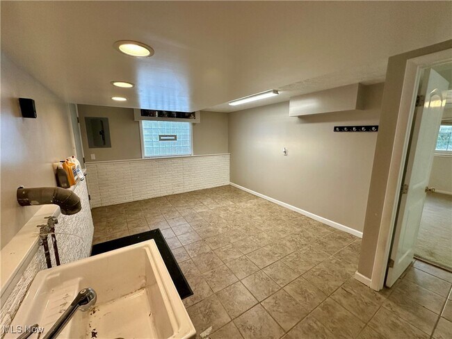 Building Photo - 6192 Jaycox Rd