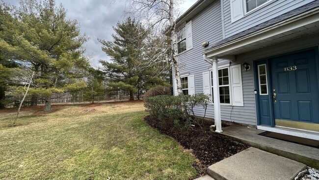 Building Photo - 833 Mariposa Ct