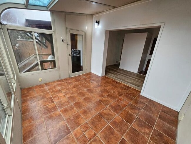 Building Photo - For Rent 2 Bed 1 bath, Plus basement, Duplex Home for rent