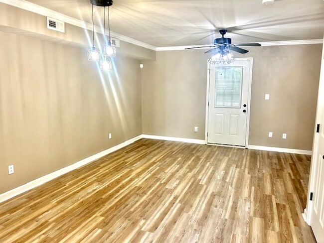 Building Photo - Newly Remodeled Condo/Townhouse!