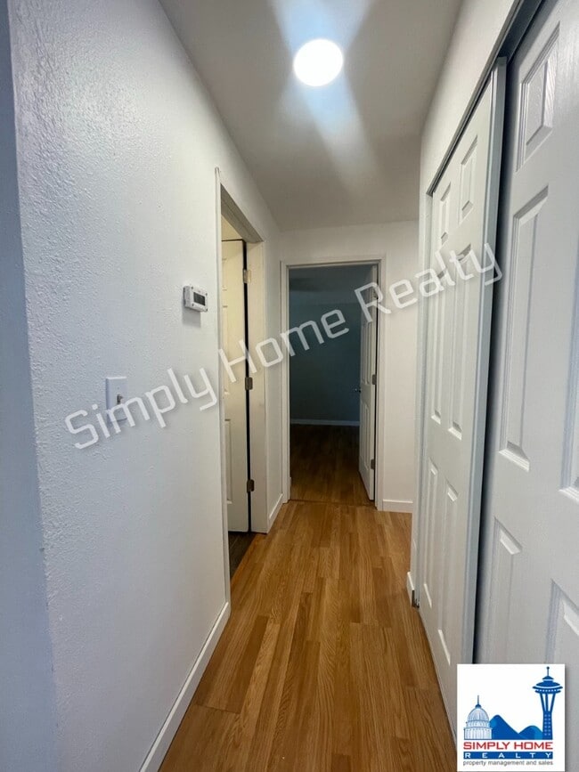 Building Photo - Private Cul-de-Sac Gem with Spacious Backyard!