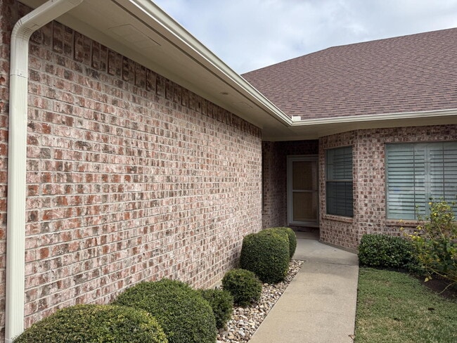 Building Photo - Modern Comfort Meets Cozy Living on Casual Cir!