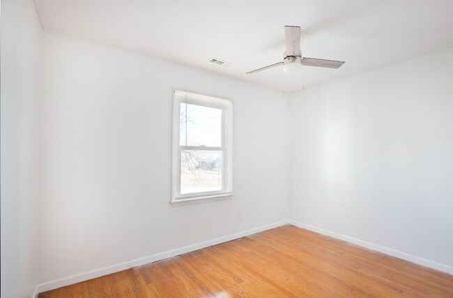 Building Photo - 318 E Millbrook Rd