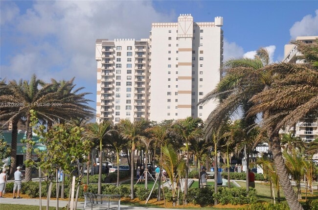 Building Photo - 1865 S Ocean Dr