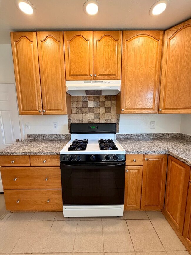 Building Photo - Lovely 5-bedroom, 2¾-bath home located in ...