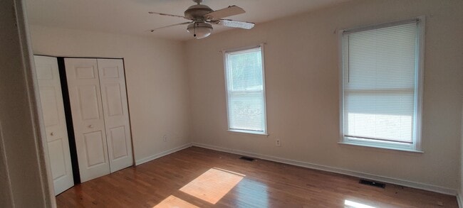 Building Photo - 3 bedroom home with fenced rear yard