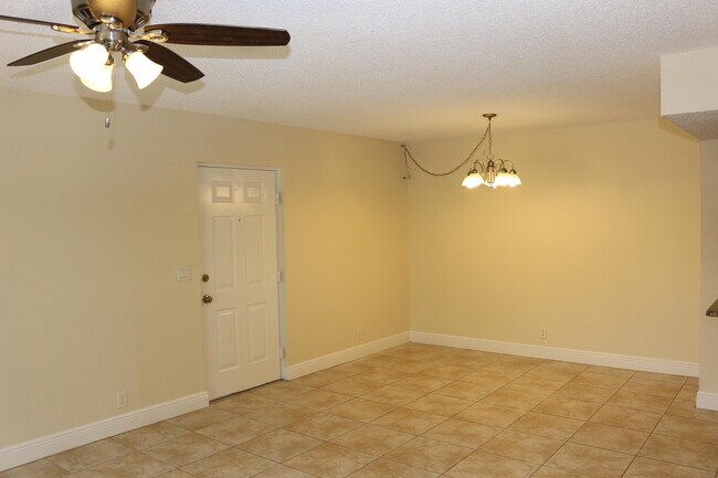Building Photo - 1526 SE Royal Green Cir