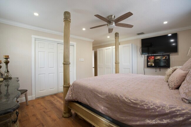 Building Photo - 2836 SW 4th Ct