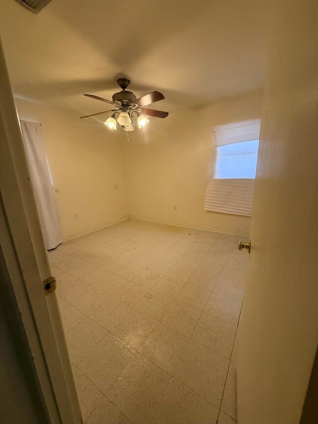 Building Photo - Esposito St