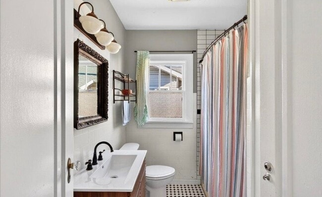 Building Photo - Beautiful 3 Bedroom!