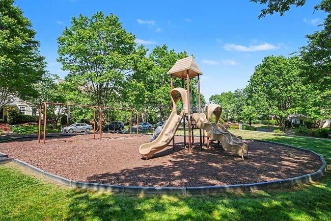 Building Photo - 15658 King Louis Ct