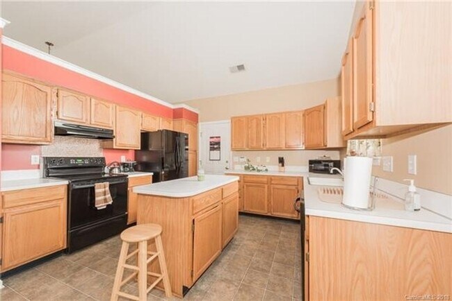 Building Photo - Spacious 4BR House in Charlotte