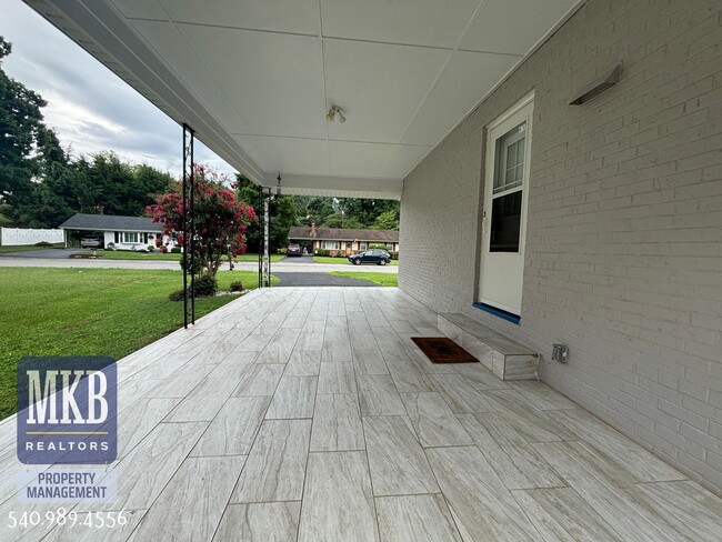 Building Photo - 3158 Galloway Dr