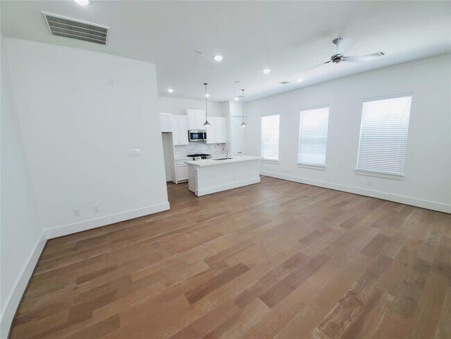 Building Photo - 311 Cyclamen St