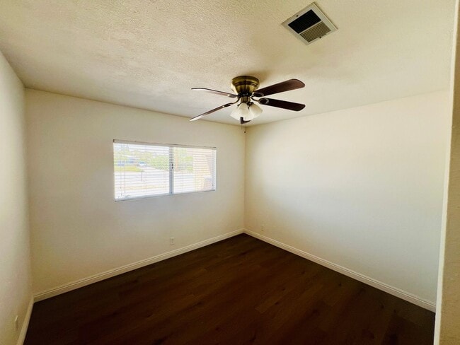 Building Photo - 3-Bedroom Hesperia Home on a Large Lot!
