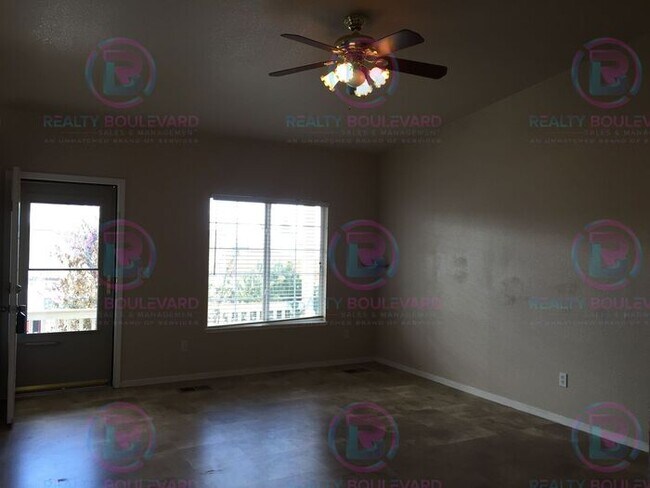 Building Photo - Beautiful 3BR 2 Bath home with RV Parking!...